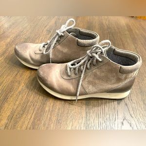 Dansko Ginny Burnished Nubuck Taupe leather and suede lace up Boot Size 40 9.5